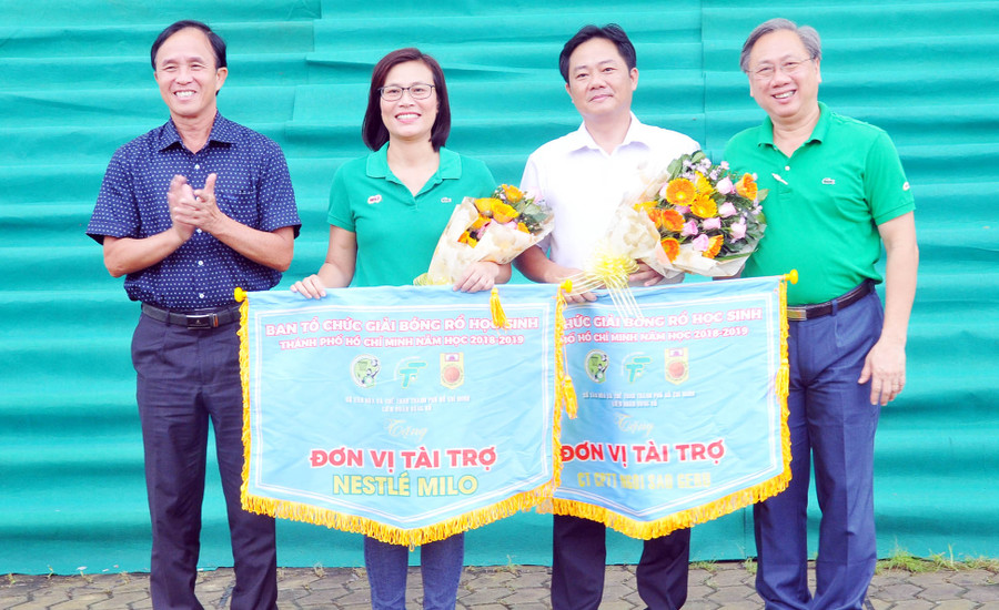 Đại diện Công ty Nestlé Việt Nam nhận cờ lưu niệm từ Ban tổ chức