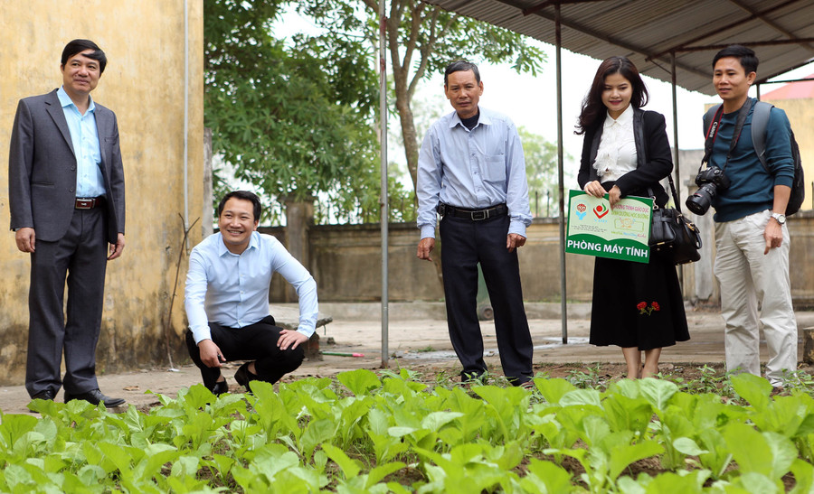 Đoàn công tác của Bộ GD&ĐT, Viện Dinh Dưỡng Quốc Gia khảo sát mô hình trồng “vườn rau dinh dưỡng” do các em HS trồng
