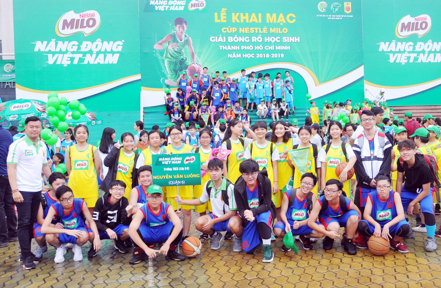 Các đội chụp ảnh lưu niệm trước giờ tranh tài