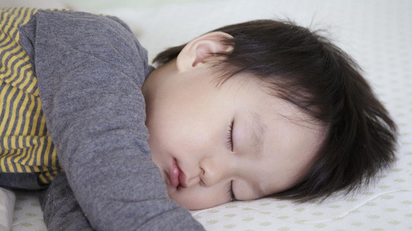 Lý do bố mẹ cần cho con đi ngủ trước 9 giờ tối