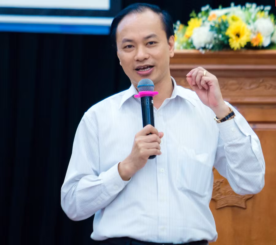 Ông Dương Văn Bá - Phó Viện trưởng Viện nghiên cứu Tài chính, Đầu tư và Hợp tác thương mại Đông Nam Á - TGĐ Công ty Cổ phần nhân lực quốc tế VMAT cho rằng sinh viên cần định vị bản thân khi ra trường mình sẽ làm được việc gì là phù hợp nhất với bản thân. Ảnh T. Toàn