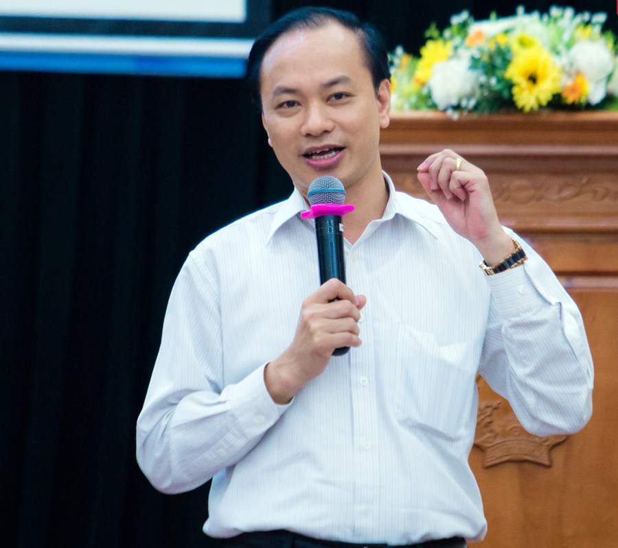 Ông Dương Văn Bá - Phó Viện trưởng Viện nghiên cứu Tài chính, Đầu tư và Hợp tác thương mại Đông Nam Á - TGĐ Công ty Cổ phần nhân lực quốc tế VMAT cho rằng sinh viên cần định vị bản thân khi ra trường mình sẽ làm được việc gì là phù hợp nhất với bản thân. Ảnh T. Toàn