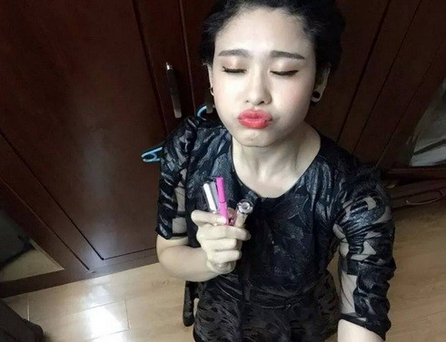 Gương mặt khó hiểu của Trương Quỳnh Anh. Ảnh chụp tự sướng xem là cười nghiêng ngả của sao Việt