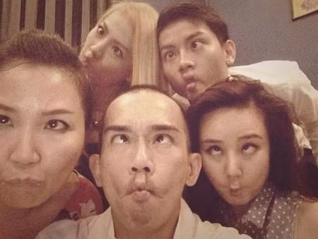 Ảnh chụp tự sướng xem là cười nghiêng ngả của sao Việt