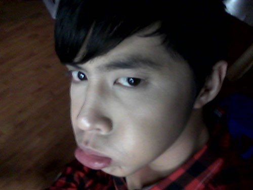 Thoạt nhìn, người xem khó nhận ra đây là chàng ca sĩ điển trai với phong cách lạnh lùng, lãng tử trong các MV ca nhạc đốn tim giới trẻ. Ảnh chụp tự sướng xem là cười nghiêng ngả của sao Việt