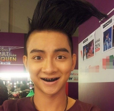 Hay tạo hình Pee Mark với nụ cười đen nhẻm khôi hài khiến anh trông thật khó đỡ. Ảnh chụp tự sướng xem là cười nghiêng ngả của sao Việt