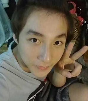 Tạo dáng có phần hơi teen thái quá so với tuổi của Sơn Tùng. Ảnh chụp tự sướng xem là cười nghiêng ngả của sao Việt