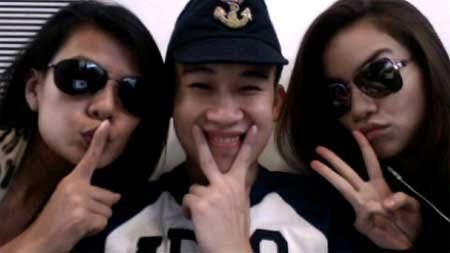 Tạo dáng thân thiết trước ống kính của Như Loan - Dương Triệu Vũ - Hồ Ngọc Hà. Ảnh chụp tự sướng xem là cười nghiêng ngả của sao Việt