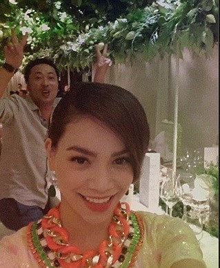 Nữ ca sĩ thản nhiên chụp ảnh tự sướng dù bị đạo diễn Dũng Khùng trêu chọc. Hình ảnh vui tươi có phần hơi ngô nghê này mang đến những góc nhìn rất khác về đời sống nghệ sĩ sau ánh đèn sân khấu, đối lập với những rối ren trong showbiz mà người đời vẫn nghĩ. Ảnh chụp tự sướng xem là cười nghiêng ngả của sao Việt