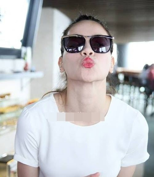 Còn trong đời thường, khi chụp ảnh tự sướng, cô khá nhí nhảnh và rất kết kiểu tạo dáng "mỏ vịt", không ít lần, tạo hình này khiến người xem giật mình xen lẫn thích thú. Ảnh chụp tự sướng xem là cười nghiêng ngả của sao Việt