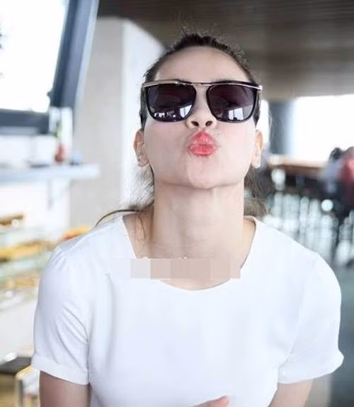 Còn trong đời thường, khi chụp ảnh tự sướng, cô khá nhí nhảnh và rất kết kiểu tạo dáng "mỏ vịt", không ít lần, tạo hình này khiến người xem giật mình xen lẫn thích thú. Ảnh chụp tự sướng xem là cười nghiêng ngả của sao Việt