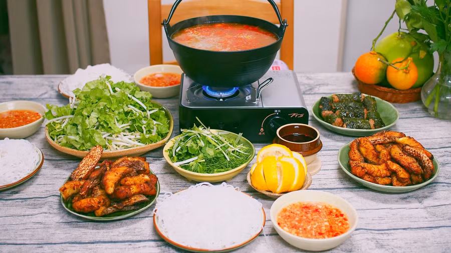 Nghỉ lễ vào bếp làm bún cá chấm cả nhà thích mê