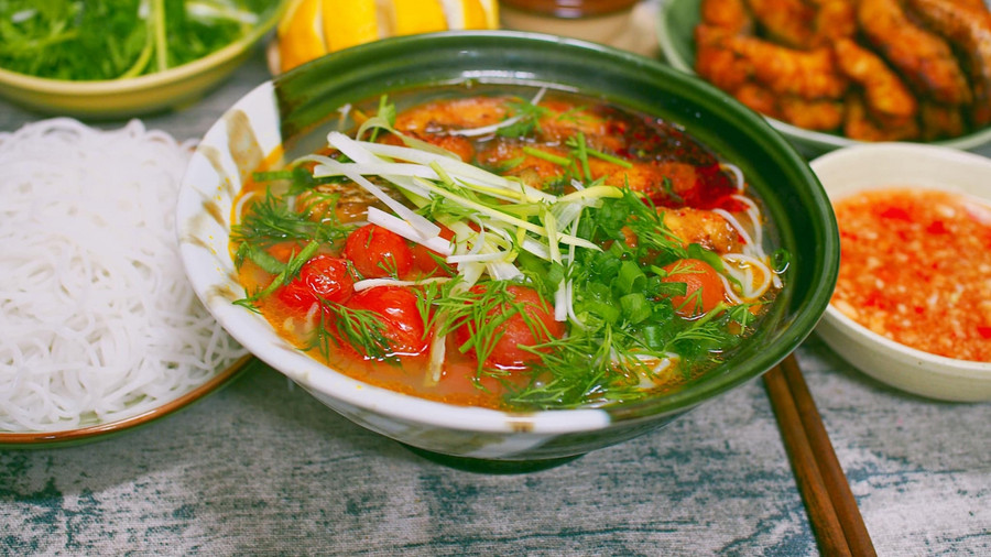 Nghỉ lễ vào bếp làm bún cá chấm cả nhà thích mê ảnh 3