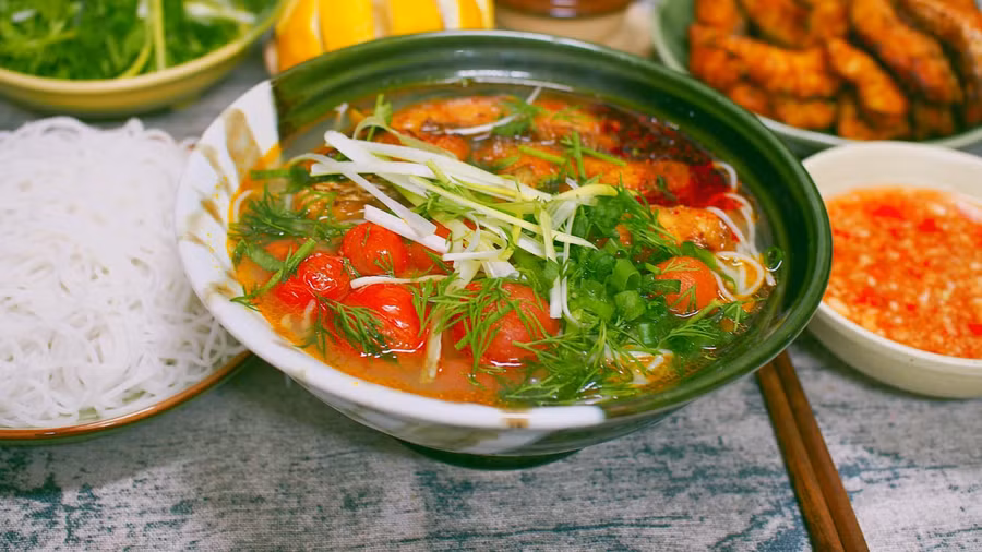 Nghỉ lễ vào bếp làm bún cá chấm cả nhà thích mê ảnh 3