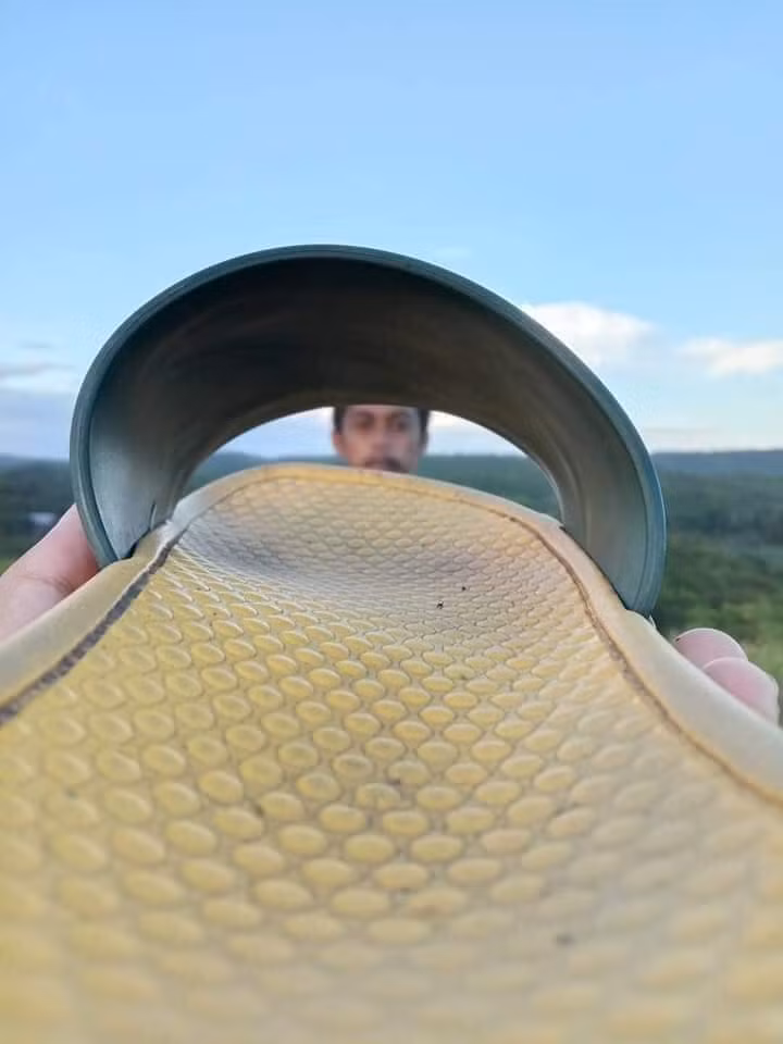 Không nên đưa máy ảnh vào tay ai, kể cả người đó có là bạn thân mình.