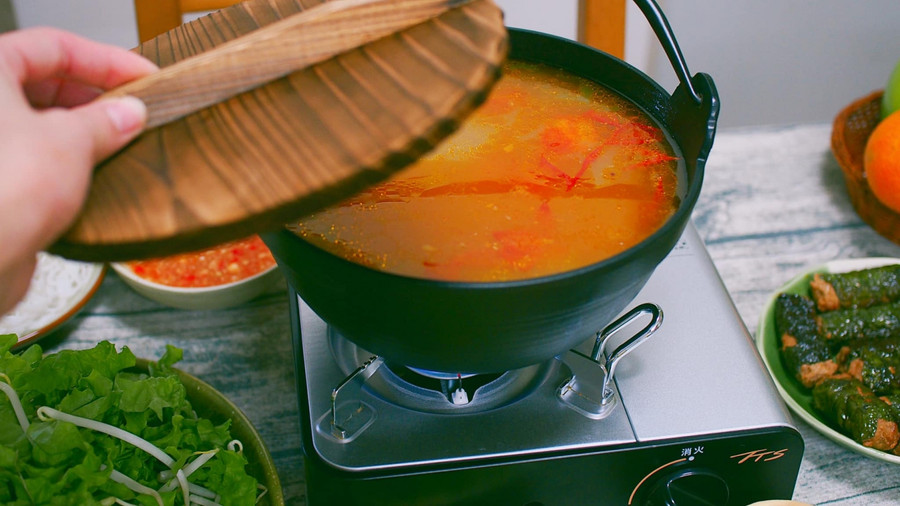 Bắc nồi nước dùng trên bếp để luôn giữ nóng.