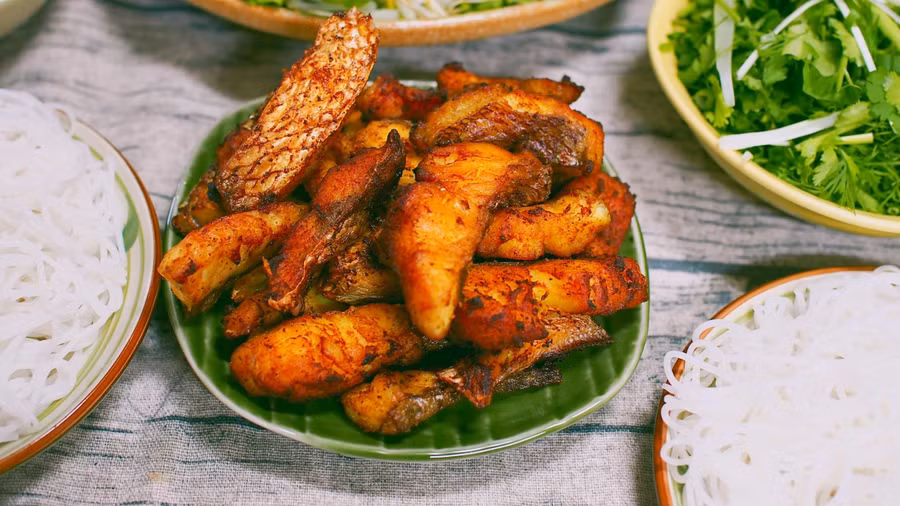 Cá vẩy chút bột năng hoặc bột chiên giòn sẽ giòn mà không bở.