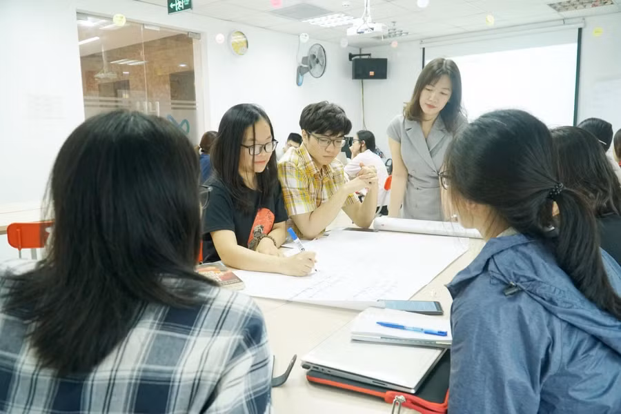 Sinh viên DynaGen thảo luận về những nguyên tắc giao tiếp cơ bản.