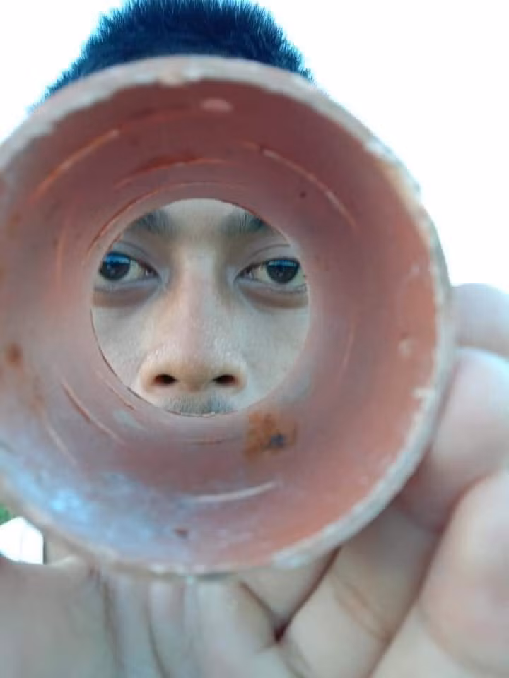 Tự nhiên trò cười cho mọi người khi làm người mẫu ảnh.