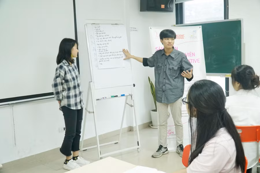 Sinh viên tự tin thuyết trình về bài tập tình huống.