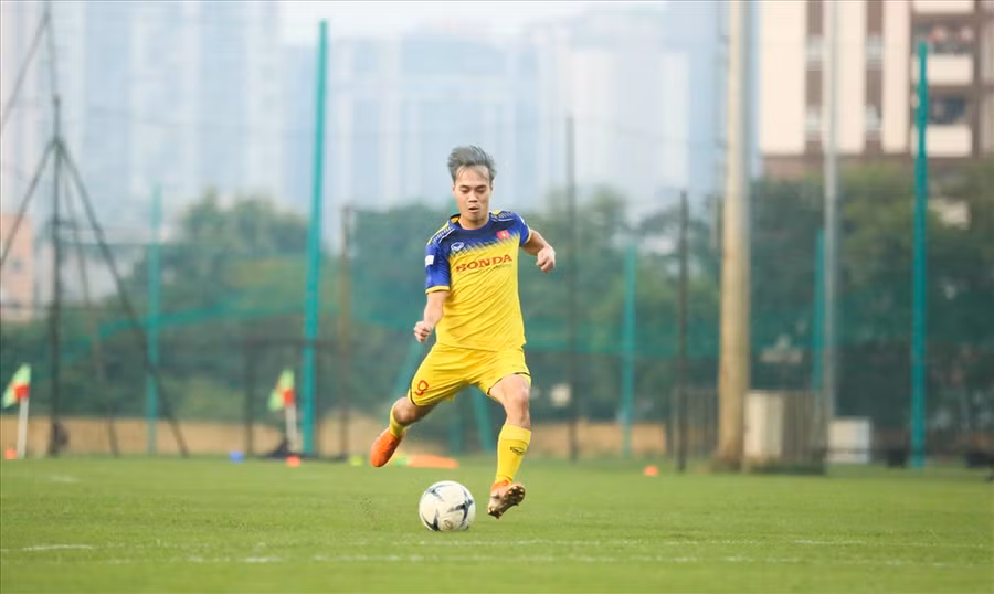 Sự kết hợp giữa Văn Toàn và Trọng Hùng sẽ đem đến sức công phá mạnh mẽ cho hàng công ĐT Việt Nam. Sự kết hợp giữa Văn Toàn và Trọng Hùng sẽ đem đến sức công phá mạnh mẽ cho hàng công ĐT Việt Nam.