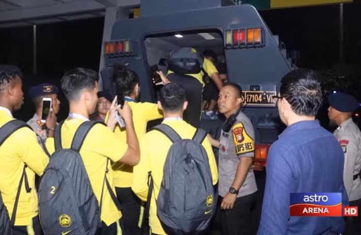 ĐT Malaysia rời sân trên xe bọc thép