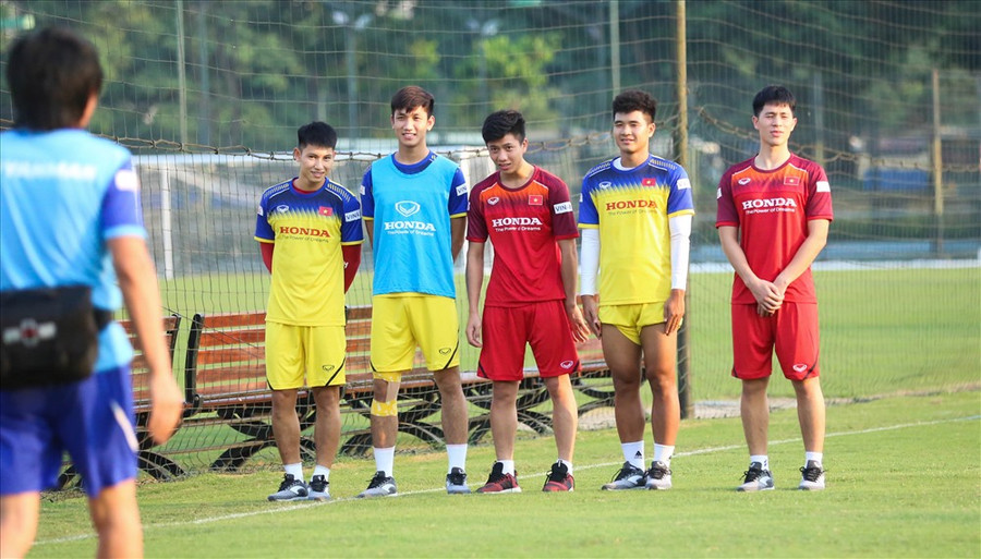 Trọng Hùng (Ngoài cùng bên tay trái) sẽ là con bài chiến thuật của ông Park.