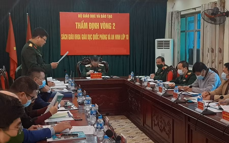 Hội đồng Quốc gia thẩm định sách giáo khoa Giáo dục quốc phòng và An ninh lớp 10 làm việc tại Hà Nội.