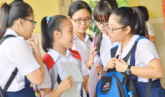 Tuyển sinh vào lớp 10 công lập: Hà Nội hạ điểm chuẩn, TPHCM công bố điểm
