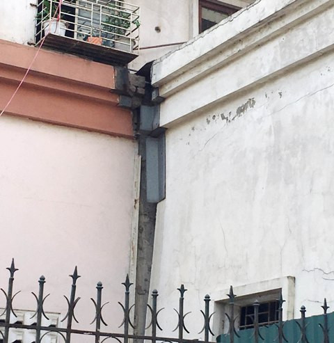 Bức tường nứt toác chờ đổ