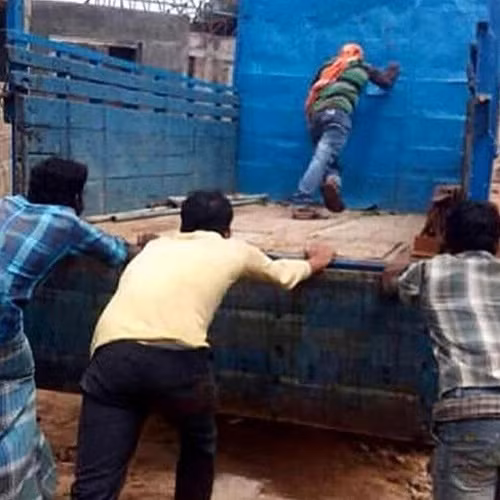 Anh cũng hăng hái kém chi ai. Anh cũng hăng hái kém chi ai.