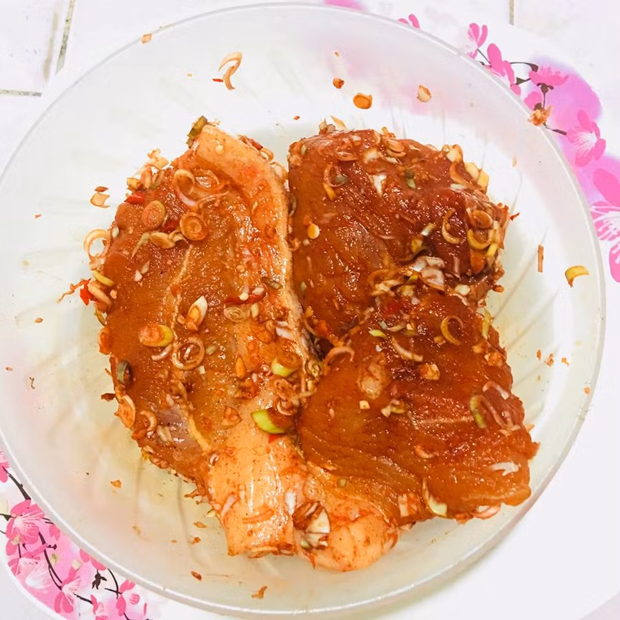 nang nong dinh diem, ba noi tro dua nhau lam thit heo mot nang hinh anh 2