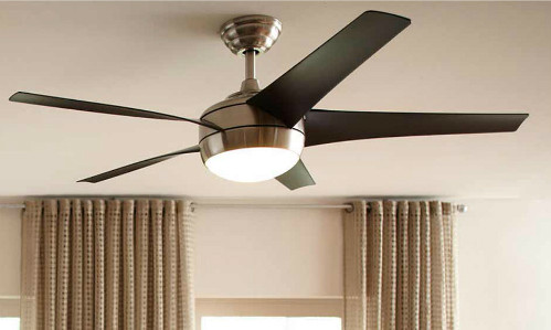 Những ngày nóng cao điểm, bật quạt trần không có lợi vì nó sẽ đẩy hơi nóng từ trên trầnxuống.