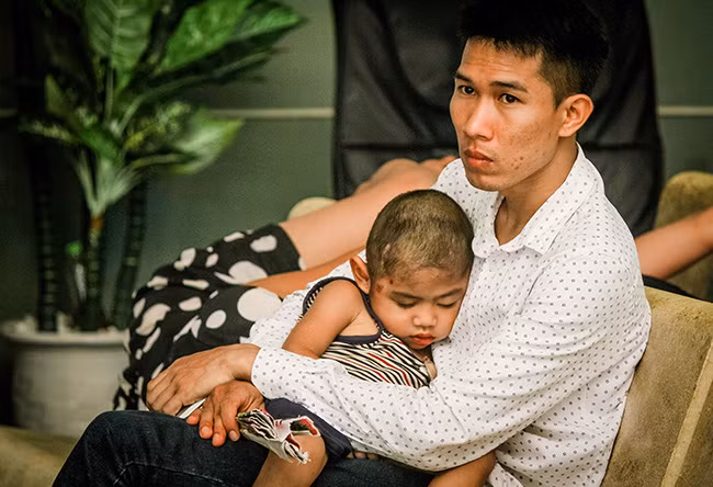 anh: nang nong the nay con gi buc boi hon canh dua con vao vien hinh anh 2