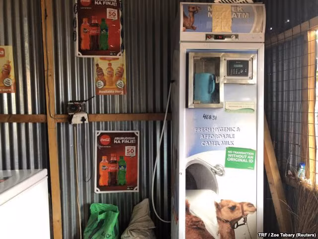 Lạ kỳ ATM bán sữa ở châu Phi - Ảnh 1.