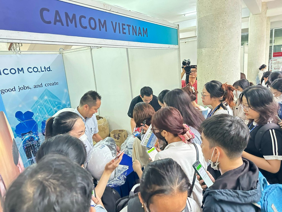 Hội chợ việc làm Nhật Bản 2023 thu hút rất đông sinh viên tham gia.