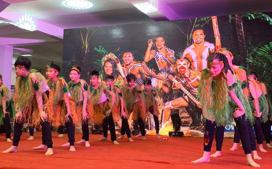 Tiết mục của nhóm trại giới thiệu văn hoá Úc.