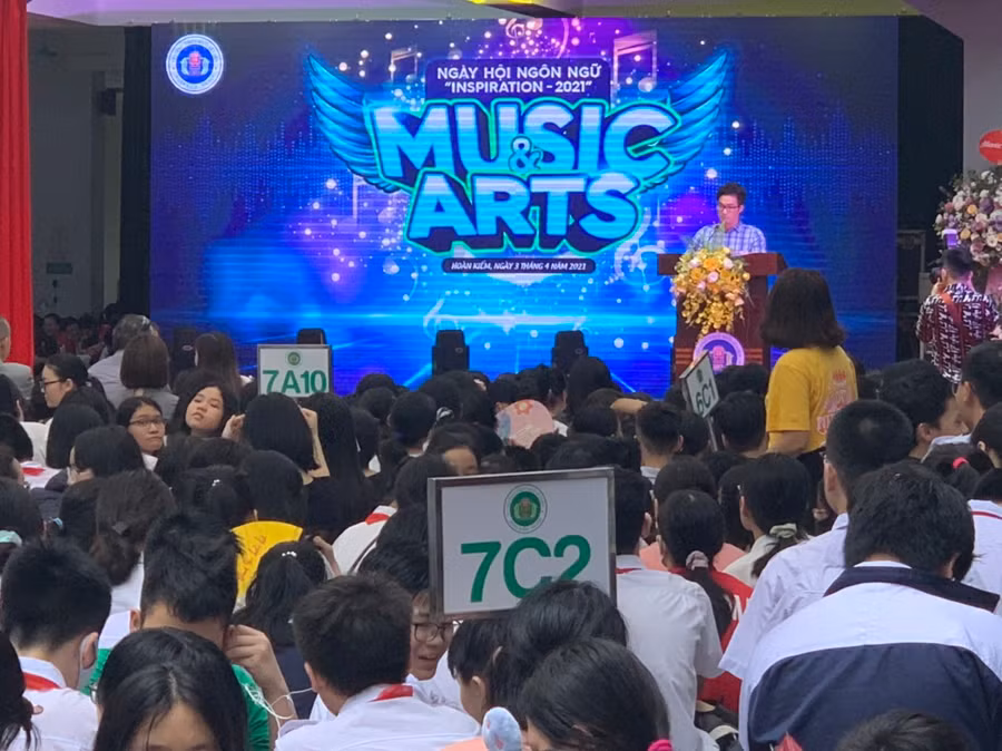 Nhà giáo Vũ Tiến Thịnh, Phó Hiệu trưởng nhà trường phát biểu khai mạc.