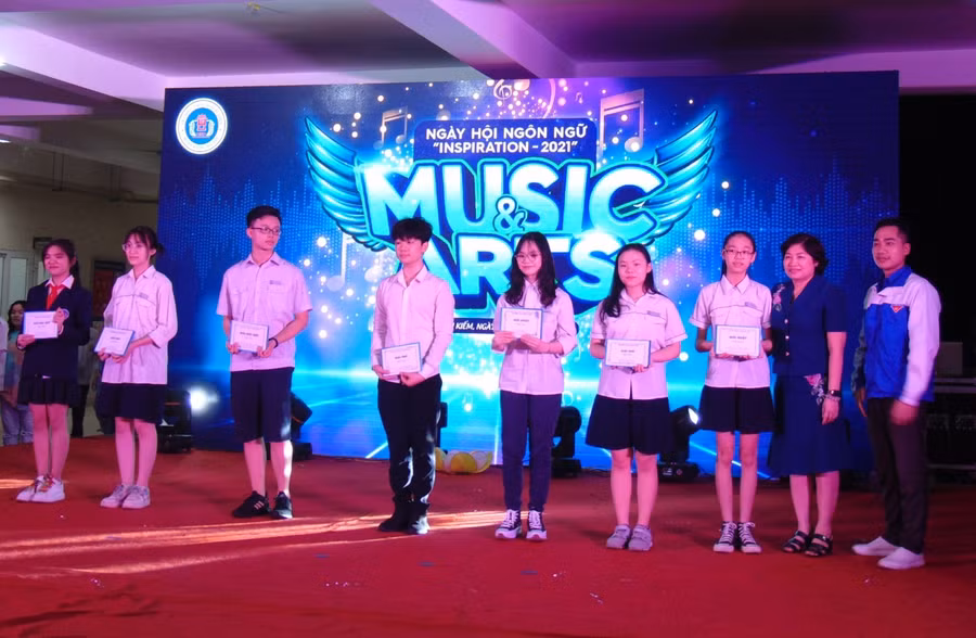 Nhà giáo Phạm Thu Hà – Bí thư Chi bộ, Hiệu trưởng nhà trường (thứ 2 từ phải qua) trao thưởng cho các nhóm.