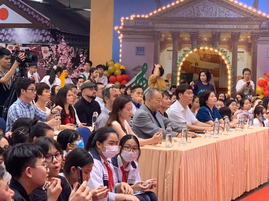 Đại biểu chăm chú dõi theo các tiết mục biểu diễn của học sinh.