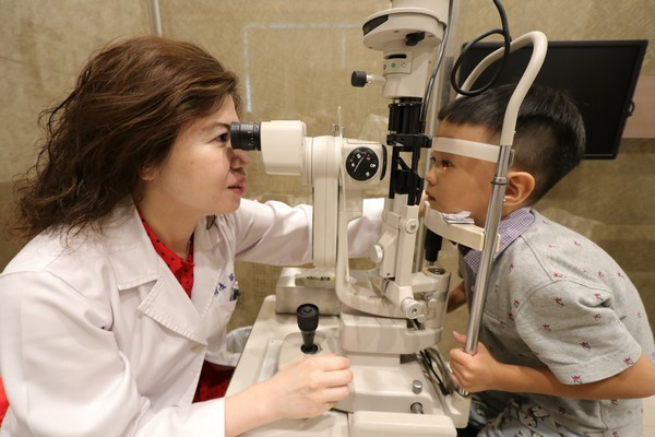 Bé gái 2 tuổi đã cận thị… 600 độ vì thường xuyên được bố mẹ cho làm việc này 5 giờ mỗi ngày - Ảnh 1.