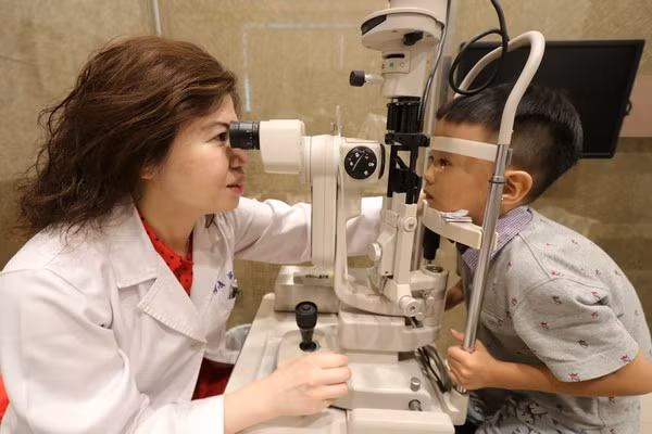 Bé gái 2 tuổi đã cận thị… 600 độ vì thường xuyên được bố mẹ cho làm việc này 5 giờ mỗi ngày - Ảnh 1.