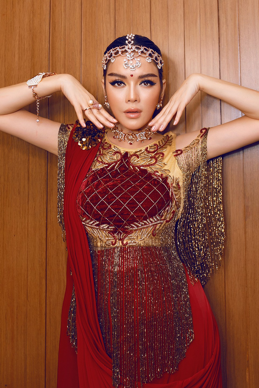 Chiêm ngưỡng 4 bộ đầm dát vàng lộng lẫy của Lý Nhã Kỳ tại tiệc sinh nhật tỷ phú kim cương ảnh 16