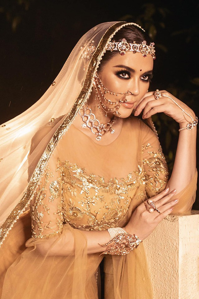 Chiêm ngưỡng 4 bộ đầm dát vàng lộng lẫy của Lý Nhã Kỳ tại tiệc sinh nhật tỷ phú kim cương ảnh 20