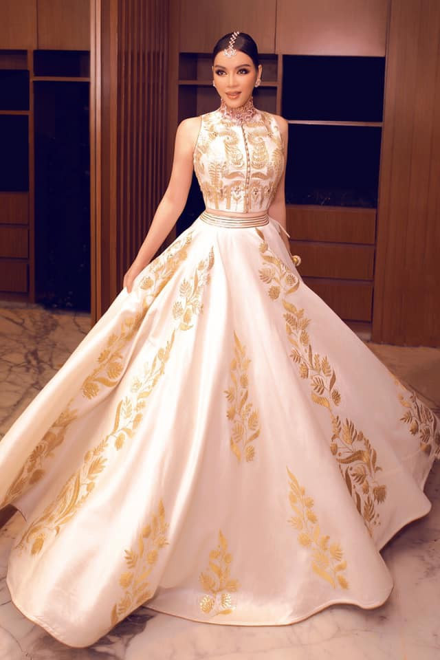 Chiêm ngưỡng 4 bộ đầm dát vàng lộng lẫy của Lý Nhã Kỳ tại tiệc sinh nhật tỷ phú kim cương ảnh 4