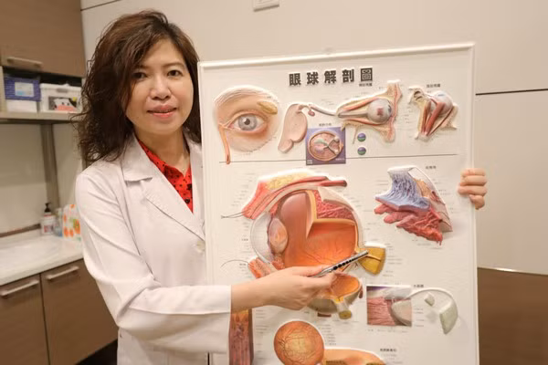 Bác sĩ Liang Zhongling cũng cho biết trẻ em dưới 5 tuổi không nên chạm vào các sản phẩm 3C (bao gồm máy vi tính, phương tiện liên lạc và sản phẩm điện tử gia dụng).