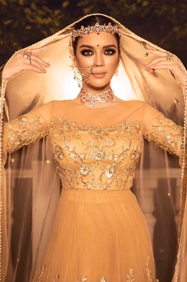 Chiêm ngưỡng 4 bộ đầm dát vàng lộng lẫy của Lý Nhã Kỳ tại tiệc sinh nhật tỷ phú kim cương ảnh 23