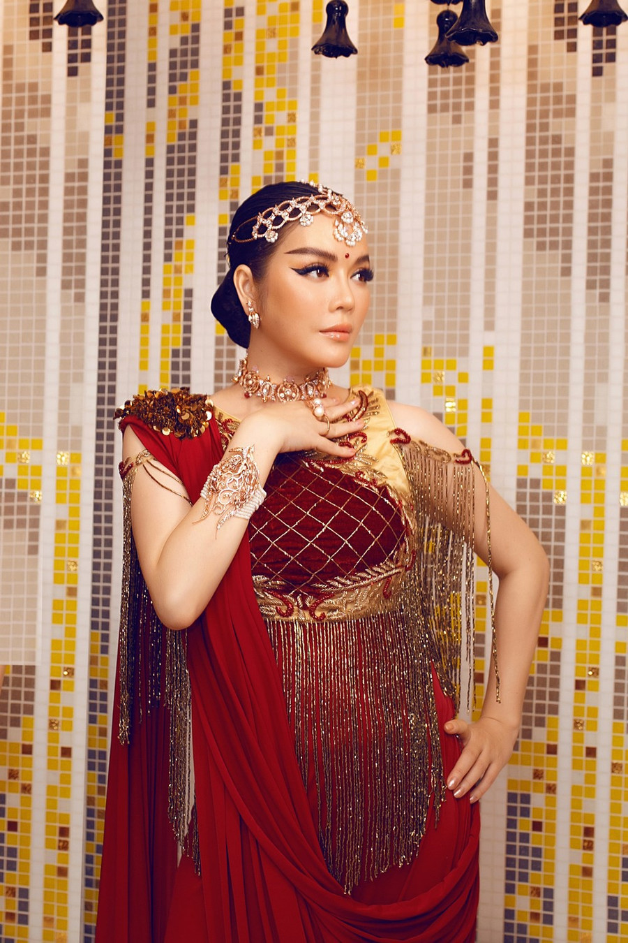 Chiêm ngưỡng 4 bộ đầm dát vàng lộng lẫy của Lý Nhã Kỳ tại tiệc sinh nhật tỷ phú kim cương ảnh 15