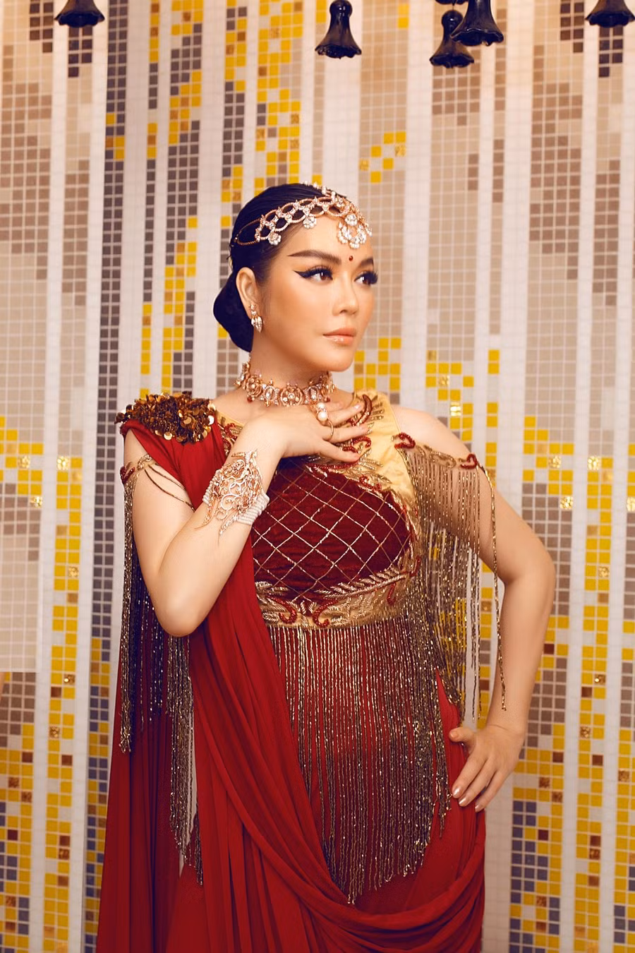 Chiêm ngưỡng 4 bộ đầm dát vàng lộng lẫy của Lý Nhã Kỳ tại tiệc sinh nhật tỷ phú kim cương ảnh 15