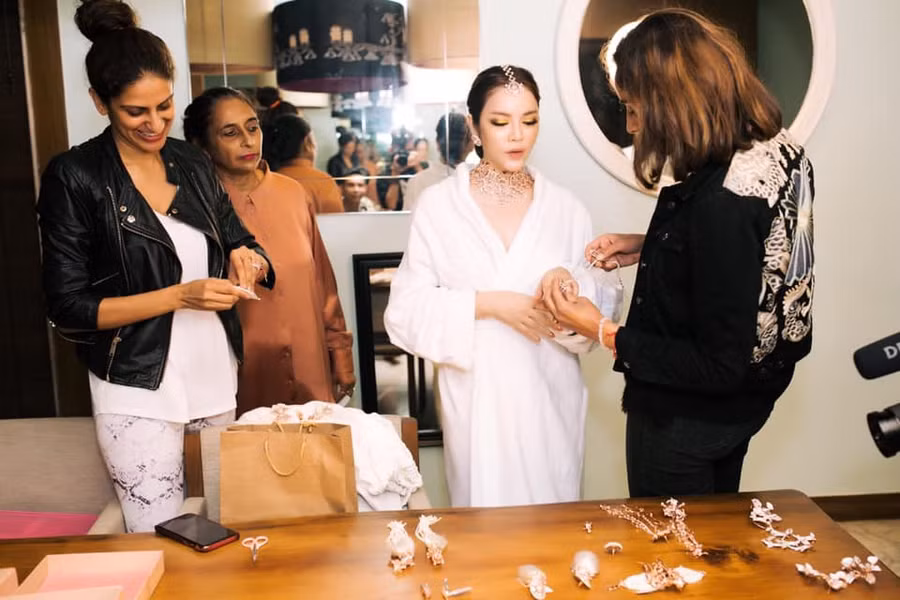 Chiêm ngưỡng 4 bộ đầm dát vàng lộng lẫy của Lý Nhã Kỳ tại tiệc sinh nhật tỷ phú kim cương ảnh 8